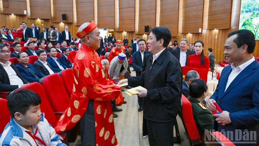 Chủ tịch nước Lương Cường thăm, chúc Tết người cao tuổi tỉnh Lào Cai.