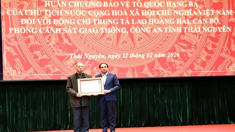 Bí thư Tỉnh ủy Thái Nguyên Trịnh Xuân Trường trao Huân chương Bảo vệ Tổ quốc hạng Ba cho thân nhân Trung tá Lao Hoàng Hải.