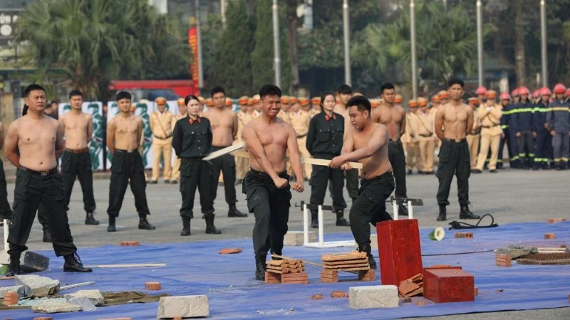 Lực lượng Cảnh sát đặc nhiệm diễn tập tập trung rèn luyện thể lực, võ thuật.