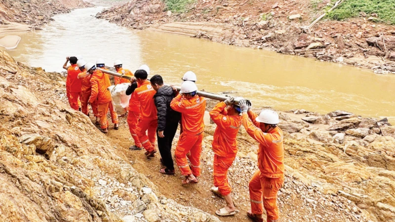 Công tác vận chuyển máy móc, thiết bị rất vất vả do địa hình phức tạp. 