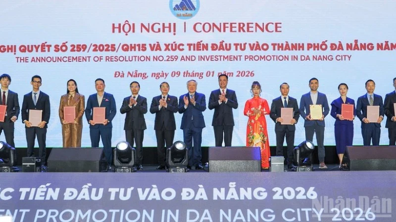 Đà Nẵng trao các quyết định chủ trương đầu tư, giấy chứng nhận đăng ký đầu tư, biên bản ghi nhớ hợp tác và một số giấy phép liên quan.