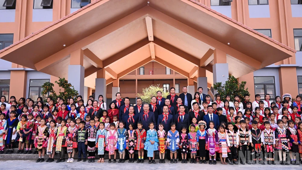 Tổng Bí thư Tô Lâm, các đồng chí lãnh đạo Đảng, Nhà nước và các cháu học sinh tại Lễ khánh thành Trường phổ thông nội trú liên cấp tiểu học và trung học cơ sở xã Si Pa Phìn, tỉnh Điện Biên. (Ảnh: THÀNH ĐẠT)