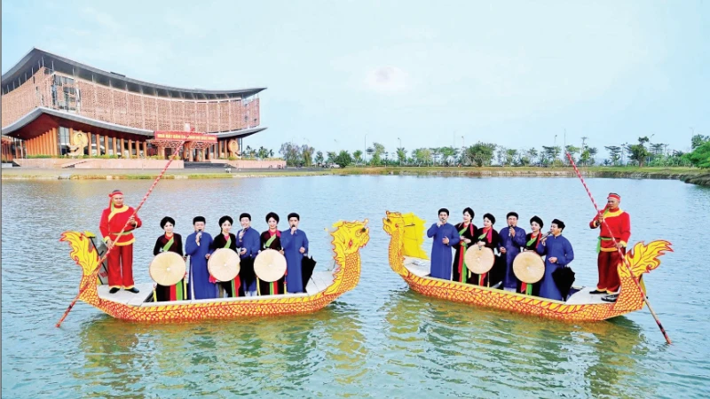 Hát quan họ phục vụ bà con nhân dân tại Hồ Vua Bà, khu phố Viêm Xá, tỉnh Bắc Ninh. (Ảnh: THANH THƯƠNG)