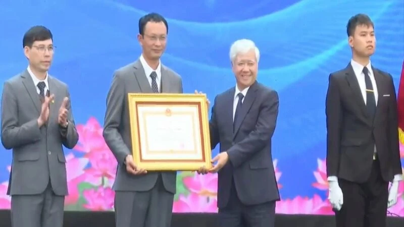 Đồng chí Đỗ Văn Chiến trao Huân chương Lao động hạng Nhì cho Trường đại học Kỹ thuật Công nghiệp Thái Nguyên.