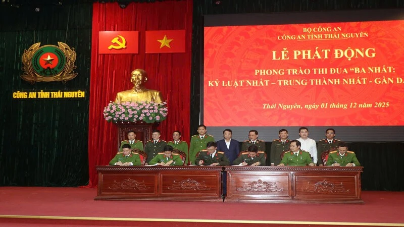 Lãnh đạo công an các đơn vị, địa phương ký giao ước thi đua thực hiện phong trào "Ba nhất".