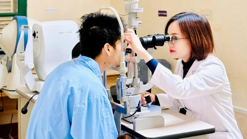 Thạc sĩ, Bác sĩ Lê Thị Yến thăm khám lại mắt cho người bệnh sau 2 ngày phẫu thuật.