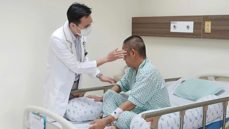 Bác sĩ thăm khám bệnh nhân sau phẫu thuật vỡ túi phình mạch máu não.