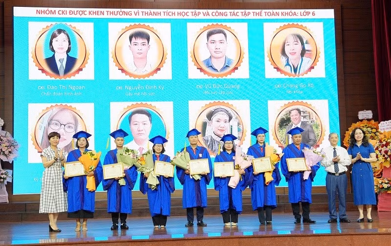 Các bác sĩ nhận bằng tốt nghiệp sau khi hoàn thành chương trình đào tạo theo Dự án 585 - "Thí điểm bác sĩ trẻ tình nguyện về vùng khó khăn". 