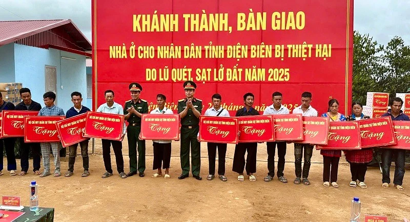 Các đồng chí lãnh đạo Bộ Chỉ huy quân sự tỉnh Điện Biên trao quà tặng các gia đình ở bản Háng Pu Xi (xã Xa Dung) trong lễ bàn giao nhà ở tại khu tái định cư mới. 