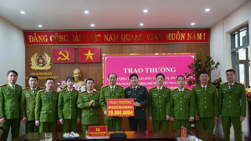 Thiếu tướng Vũ Văn Đấu, Giám đốc Công an tỉnh Điện Biên trao thưởng, động viên các lực lượng tham gia phá thành công chuyên án lớn về ma túy trong dịp Tết Nguyên đán Bính Ngọ 2026.