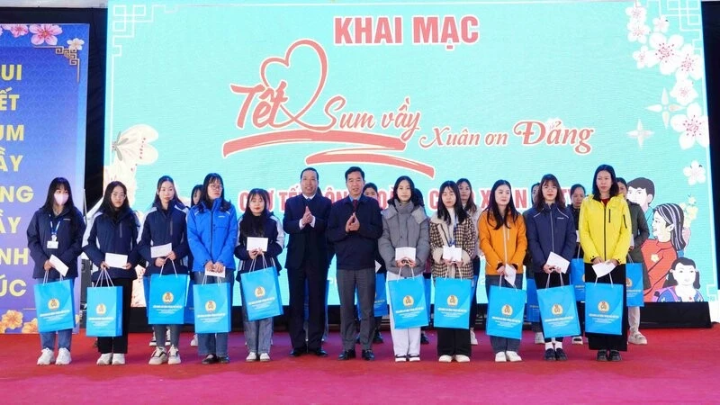 Tỉnh Thái Nguyên dự kiến sẽ tặng mỗi hộ nghèo và cận nghèo 600 nghìn đồng để đón Tết Bính Ngọ.