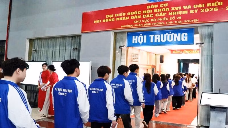 Sinh viên Đại học Thái Nguyên nô nức đi bầu cử từ sớm.