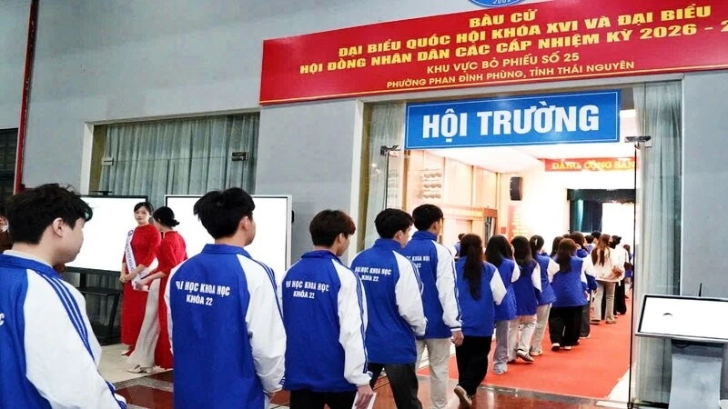 Sinh viên Đại học Thái Nguyên nô nức đi bầu cử từ sớm.