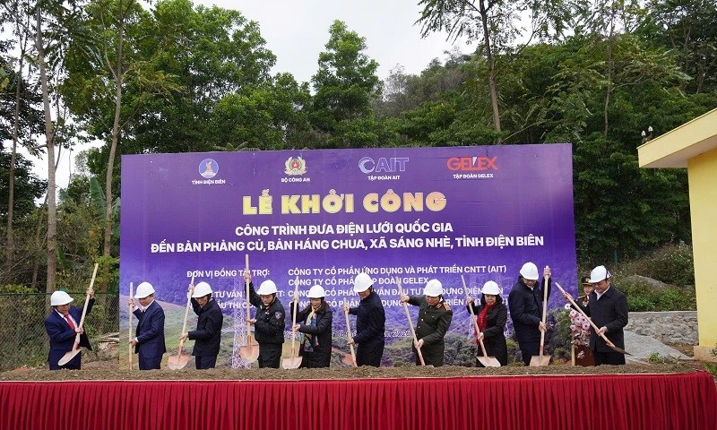 Các đại biểu cùng nhân dân xã Sáng Nhè thực hiện nghi thức khởi công xây dựng công trình đưa điện lưới quốc gia về Phảng Củ, Háng Chua. (Ảnh: THU TRANG)