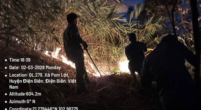 Kiểm lâm viên địa bàn cùng nhân dân xã Thanh Yên chung sức chữa cháy rừng tại khu vực bản U-Va, xã Thanh Yên. (Ảnh: Kiểm lâm Điện Biên cung cấp)