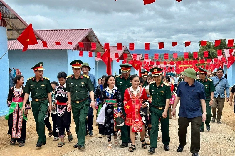 Các đồng chí lãnh đạo tỉnh Điện Biên cùng cán bộ, chiến sĩ lực lượng vũ trang tỉnh Điện Biên chung vui với bà con dân bản Háng Pu Xi (xã Xa Dung, tỉnh Điện Biên) khi được nhận nhà ở mới sau thiên tai, bão lũ.