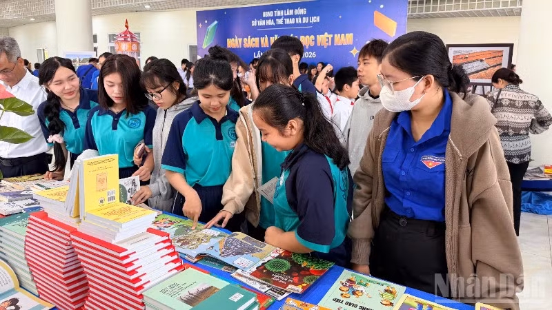 Các bạn học sinh đọc sách tại ngày hội.