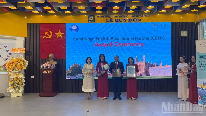 Trường tiểu học, trung học cơ sở và trung học phổ thông Lê Quý Đôn đón nhận Cambridge English Educational Partner.