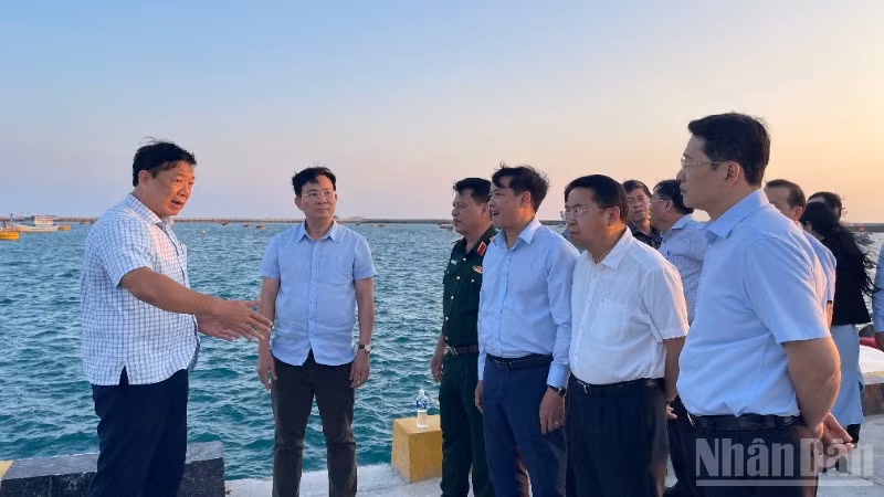 Ông Hồ Văn Mười, Chủ tịch Ủy ban nhân dân tỉnh Lâm Đồng (đứng thứ hai từ trái sang) cùng với đoàn khảo sát tham quan Khu tránh trú bão cảng Phú Quý.