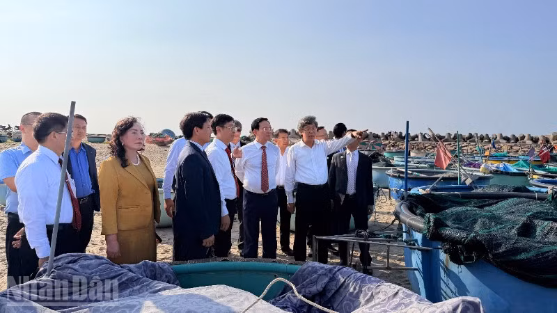 Đồng chí Hồ Văn Mười, Chủ tịch Ủy ban nhân dân tỉnh Lâm Đồng cùng lãnh đạo tỉnh, địa phương tham quan Bãi đá Ông Địa.