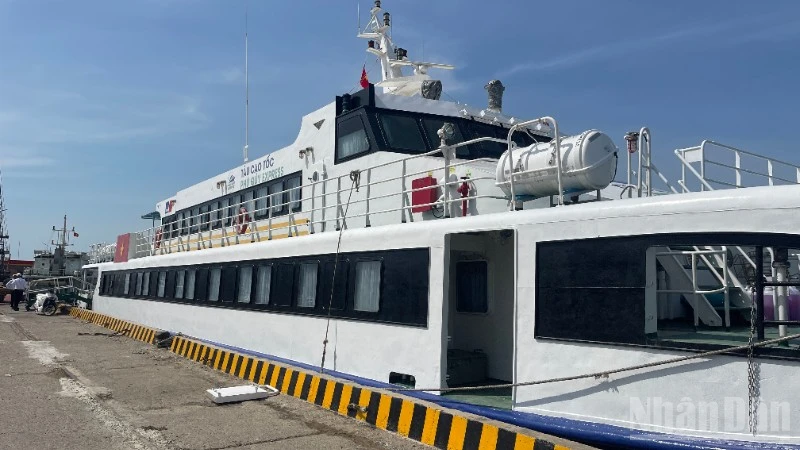 Tàu cao tốc Phú Quý Express.
