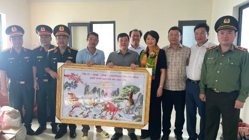 Đoàn công tác đã ra thăm Điểm cơ sở A6-Hòn Hải thuộc Đặc khu Phú Quý.