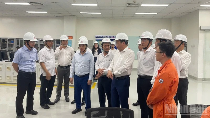 Đoàn công tác thăm, chúc Tết nhân viên tại Nhà máy Nhiệt điện Vĩnh Tân 2