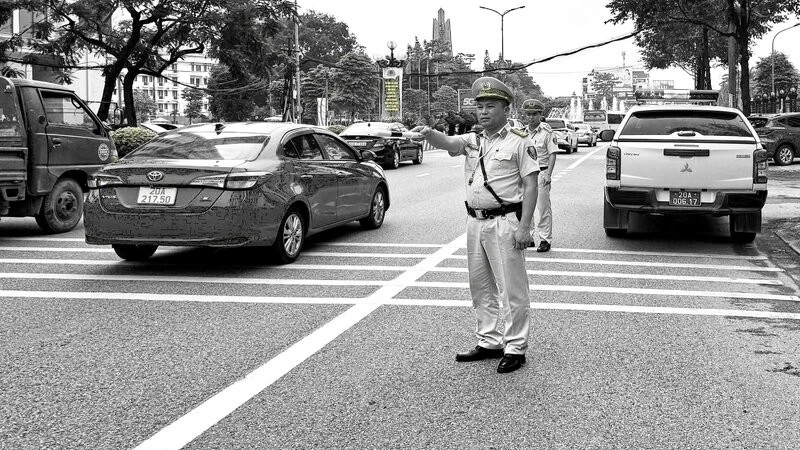 Trung tá Lao Hoàng Hải trong một buổi tuần tra, kiểm soát bảo đảm trật tự an toàn giao thông tại phường Phan Đình Phùng, tỉnh Thái Nguyên năm 2025.