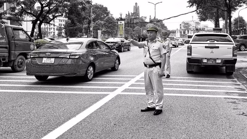 Trung tá Lao Hoàng Hải trong một buổi tuần tra, kiểm soát bảo đảm trật tự an toàn giao thông tại phường Phan Đình Phùng, tỉnh Thái Nguyên năm 2025.