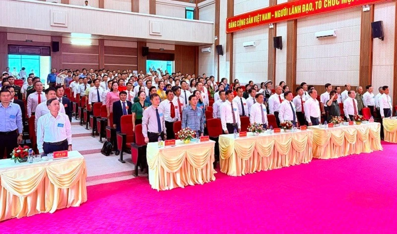 Đại biểu dự Đại hội Đảng bộ xã Nà Hỳ lần thứ nhất thực hiện nghi lễ chào cờ.