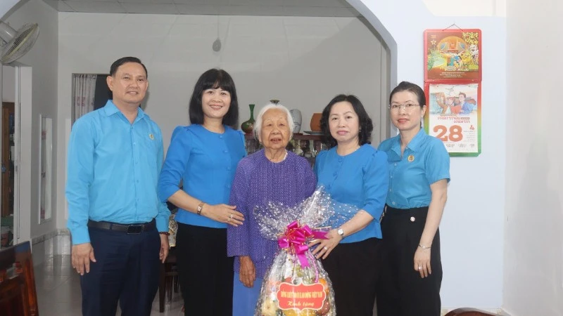 Bà Đào Thị Biểu (giữa) điển hình tiêu biểu trong phong trào học và làm theo tấm gương đạo đức của Bác Hồ. (Ảnh: BÁ DŨNG)