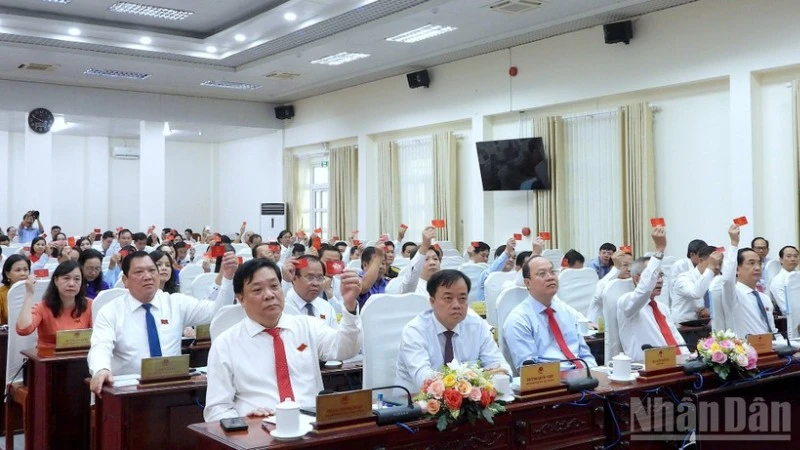 Các đại biểu Hội đồng nhân tỉnh Cà Mau biểu quyết thông qua nhiều quyết sách quan trọng tại Hội nghị lần thứ 3, nhiệm kỳ 2021-2026.