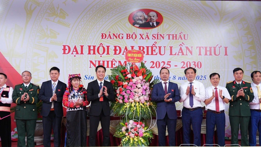 Đại diện lãnh đạo Tỉnh ủy Điện Biên cùng lãnh đạo các ngành tặng hoa chúc mừng Đại hội Đảng bộ xã Sín Thầu lần thứ nhất, nhiệm kỳ 2025-2030.