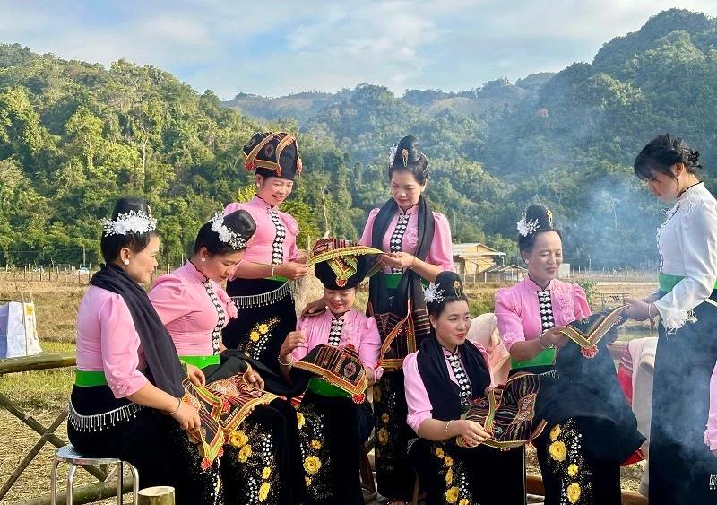 Phụ nữ Thái làm duyên trên sàn Hạn Khuống tại Hội xuân Sam Mứn, tỉnh Điện Biên.