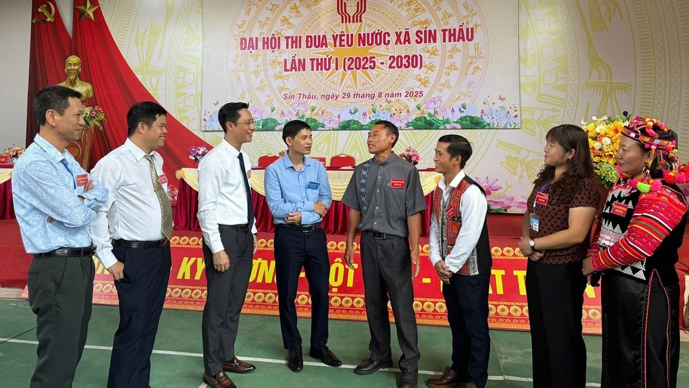 Đồng chí Đặng Thành Huy (thứ 3 từ trái sang), Bí thư Đảng ủy xã Sín Thầu, tỉnh Điện Biên động viên bà con nhân dân các bản tích cực tham gia các buổi tuyên truyền, phổ biến pháp luật và tích cực tham gia bảo vệ đường biên mốc giới.