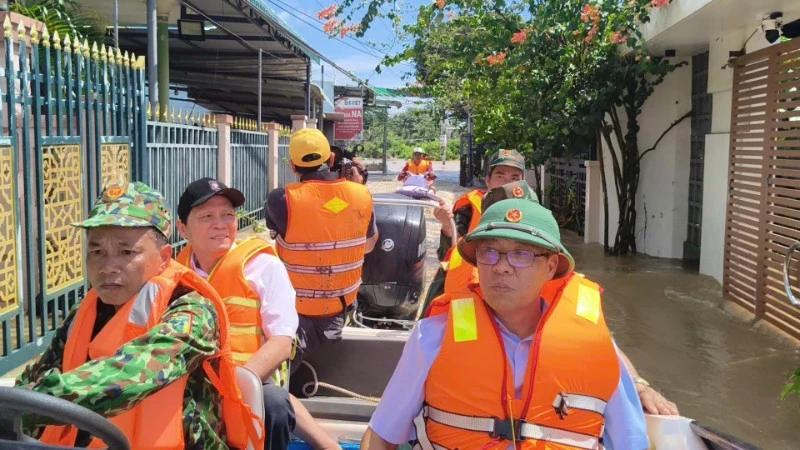 Phó Chủ tịch Ủy ban nhân dân tỉnh Lâm Đồng Nguyễn Minh đến trực tiếp địa phương bị ảnh hưởng.