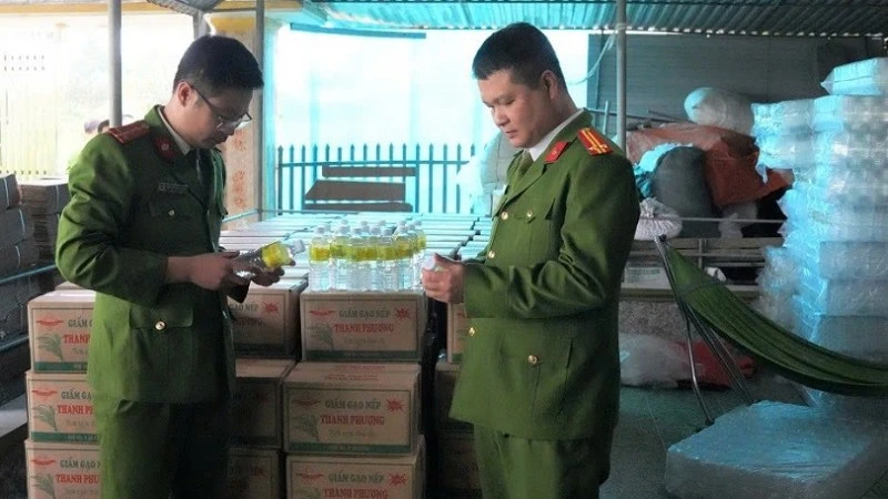 Lực lượng Công an thu giữ hàng trăm thùng các-tông chứa giấm giả do Lê Thị Lộc sản xuất.