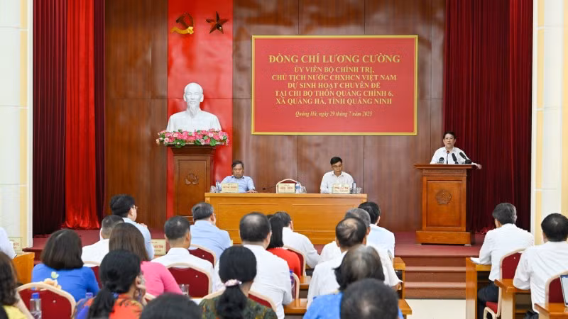 Chủ tịch nước Lương Cường và Đoàn công tác Trung ương dự sinh hoạt chuyên đề tại Chi bộ thôn Quảng Chính 6, xã Quảng Hà, tỉnh Quảng Ninh. (Ảnh: THỦY NGUYÊN)