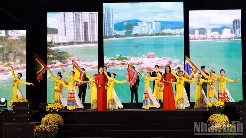 Tiết mục hát múa phụ họa "Thịnh vượng Việt Nam" trong Chương trình nghệ thuật chào năm mới tại khu vực Lâm Đồng đại ngàn.