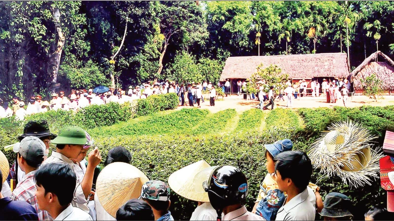 Du khách hành hương về Khu Di tích quốc gia đặc biệt Kim Liên, Nghệ An, dịp Tết Nguyên đán Bính Ngọ.