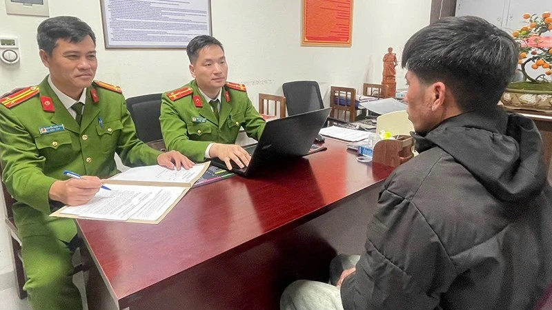 Công an lấy lời khai của đối tượng có hành vi cướp tài sản công dân.