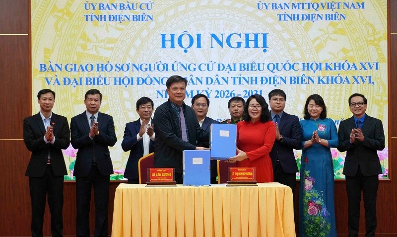 Đại diện lãnh đạo Ủy ban bầu cử tỉnh Điện Biên bàn giao hồ sơ người ứng cử Đại biểu Quốc hội, đại biểu Hội đồng nhân dân tỉnh nhiệm kỳ 2026-2031 cho Ủy ban Mặt trận Tổ quốc Việt Nam tỉnh Điện Biên.