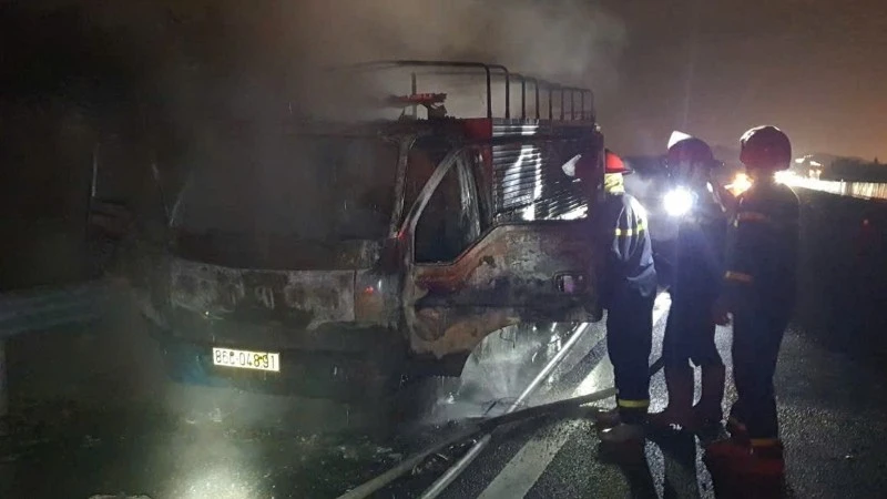 Chiếc xe tải bị cháy.