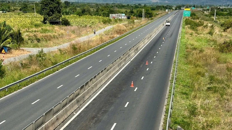 Hiện trường vụ việc với vết máu kéo dài.