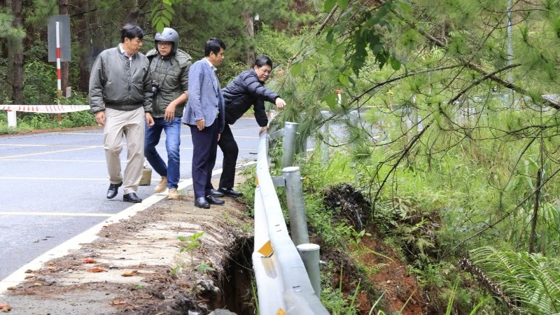 Cơ quan chức năng kiểm tra sạt trượt mới tại đèo Mimosa.