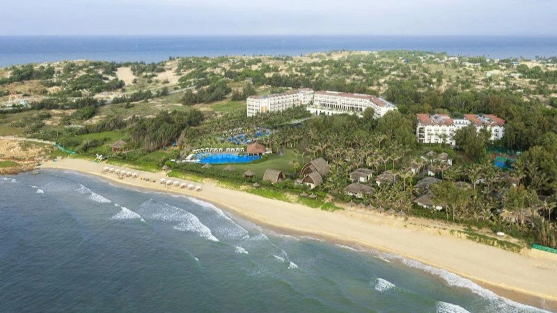 Khu nghỉ dưỡng Muine bay (phường Mũi Né) nhìn từ trên cao.