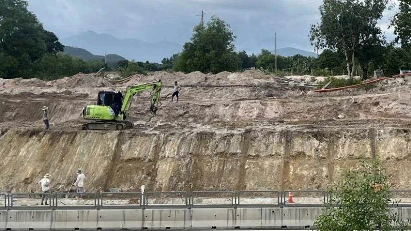 Đơn vị đang thi công tại Km215.