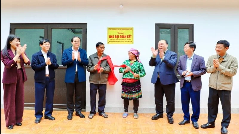 Công ty cổ phần Đầu tư và Khai thác khoáng sản Thăng Long trao nhà Đại đoàn kết cho hộ bị thiên tai ở xã Thần Sa 