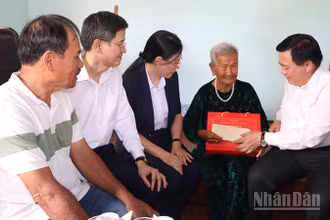 Đồng chí Nguyễn Xuân Thắng, Ủy viên Bộ Chính trị, Giám đốc Học viện Chính trị Quốc gia Hồ Chí Minh, Chủ tịch Hội đồng Lý luận Trung ương thăm hỏi, tặng quà cho Mẹ Việt Nam Anh hùng Nguyễn Thị Nuôi, ở thôn Vạn An 3, xã Tư Nghĩa.