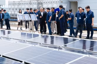 Các đại biểu tham quan hệ thống điện mặt trời áp mái tại SEV.